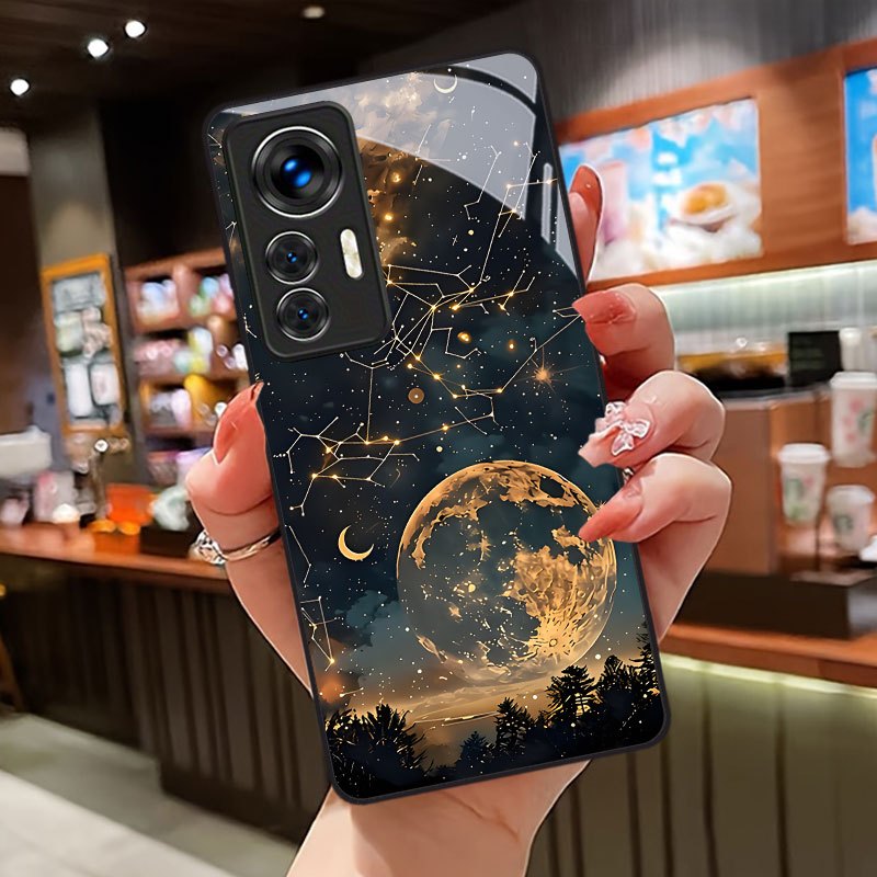 Phone Cases Xiaomi 15 - Redmi Note 15、14、13、12、11 PRO 5G、4G対応。濃い青色の月と星座の模様が描かれた、耐衝撃性に優れたガラス製スマートフォンケース。