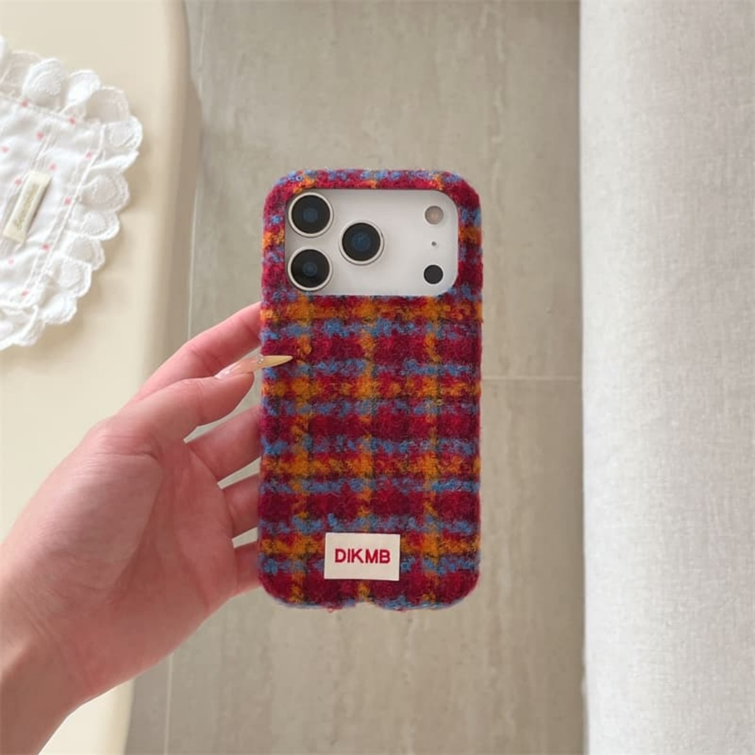 Phone Cases Iphone 13 - iPhone 18 Pro、17、16、15、14、13 Pro Max対応、冬用、暖かく、チェック柄、ふわふわ素材のスマホケース。柔らかい生地、フランネル素材、ヴィンテージ風、耐衝撃バックカバー。